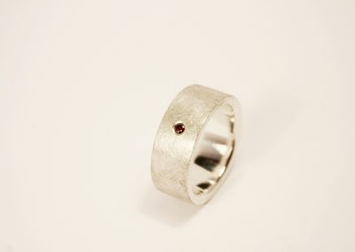Ring aus Sterling-Silber mit rotem Brillanten