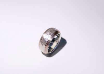 Mokume Gane Ring aus Silber und Kupfer und geschmiedeter Oberfläche